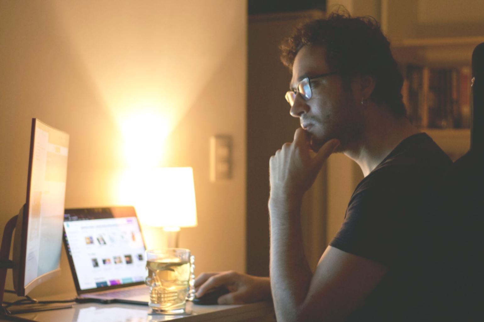Profesionales analizando datos financieros en una oficina moderna